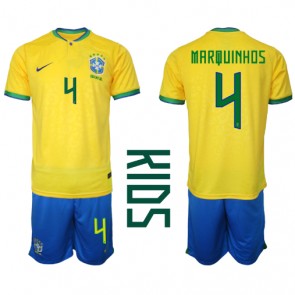 Brasilien Marquinhos #4 babykläder Hemmatröja barn VM 2022 Korta ärmar (+ Korta byxor)